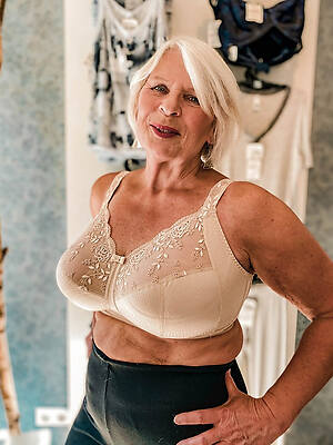 sexy mature women nearly bras unveils her boobs