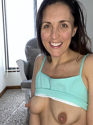 beautiful defoliated milf flaunts her sexy body