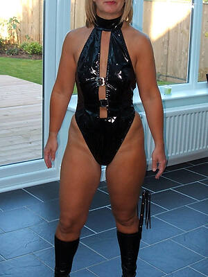 amazing mature in latex porno free
