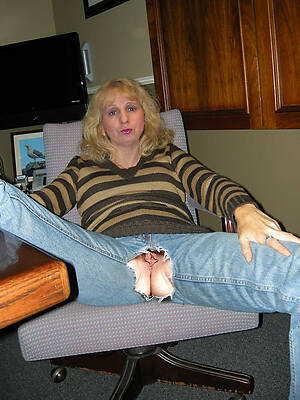 milf in jeans displaying her pussy